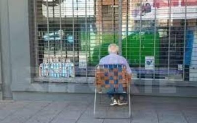 Una cadena de electrodomésticos le regaló un TV al abuelo que había mirado el partido de la Selección desde la vidriera