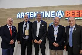 El secretario Pazo mantuvo encuentros con empresarios de la cadena ganadera en el stand del IPCVA en la SIAL París 2024