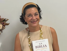 Escritora católica anima a leer la Biblia con una versión hecha con humor y desde el respeto